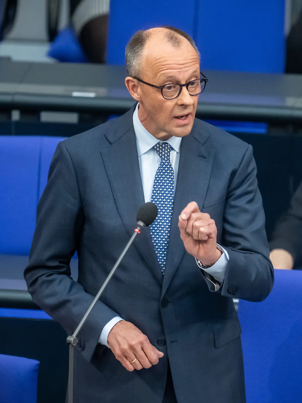 Bundeskanzler Friedrich Merz (CDU) spricht zwischen Michael Meister (CDU), Staatsminister für Bund-Länder-Zusammenarbeit, und Elisabeth Kaiser (SPD), Staatsministerin und Beauftragte der Bundesregierung für Ostdeutschland,bei der Regierungsbefragung im Plenum des Bundestags. +++ dpa-Bildfunk +++