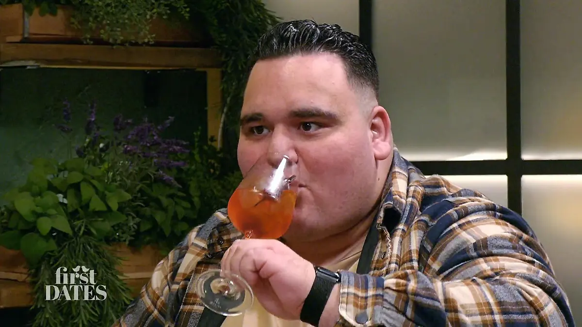 First Dates – Ein Tisch für zwei: Kandidat Francesco trinkt einen Aperitiv
