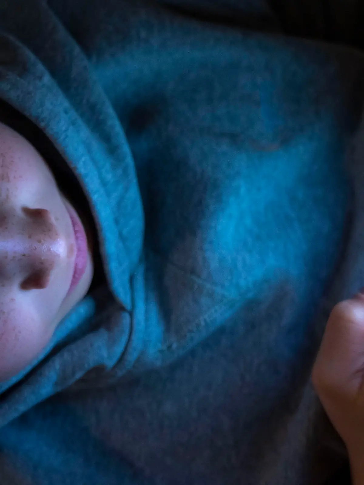 Symbolbild Social Media Nutzung von jungen Menschen, Kindern, Junge, 12 Jahre alt, Ordner mit diversen Social-Media-Plattformen auf dem Handy,