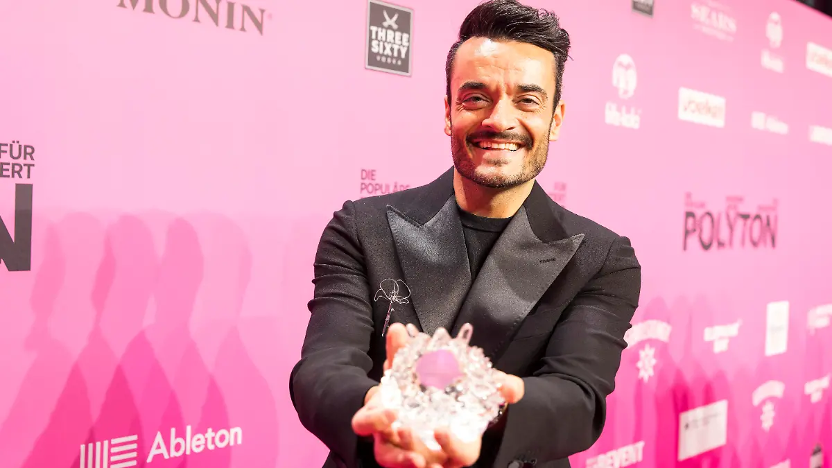 Giovanni Zarrella präsentiert seinen Preis auf dem Roten Teppich nach der Preisverleihung des Polyton 2026 in den Berliner Atelier Gardens am 25.03.2026.