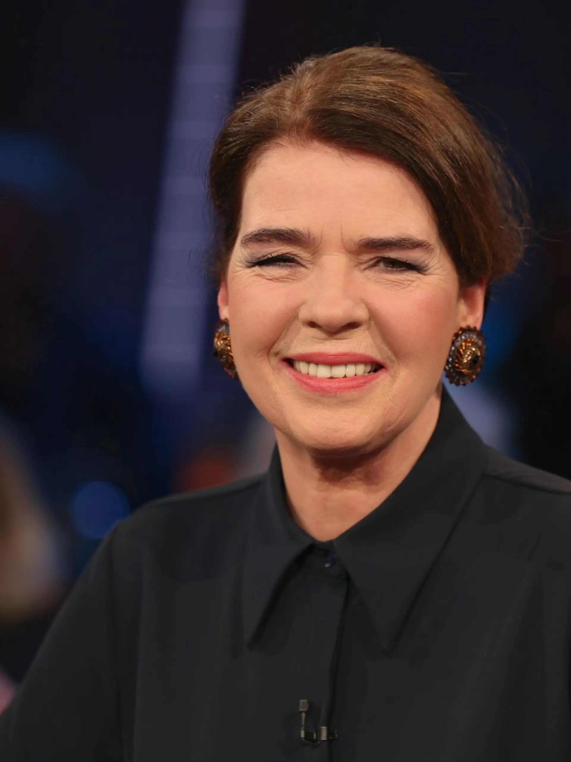 Bild zu: "Jens Riewa nennt Susanne Daubner „nahezu heilig“ – „Tagesschau“-Sprecherin wird 65"