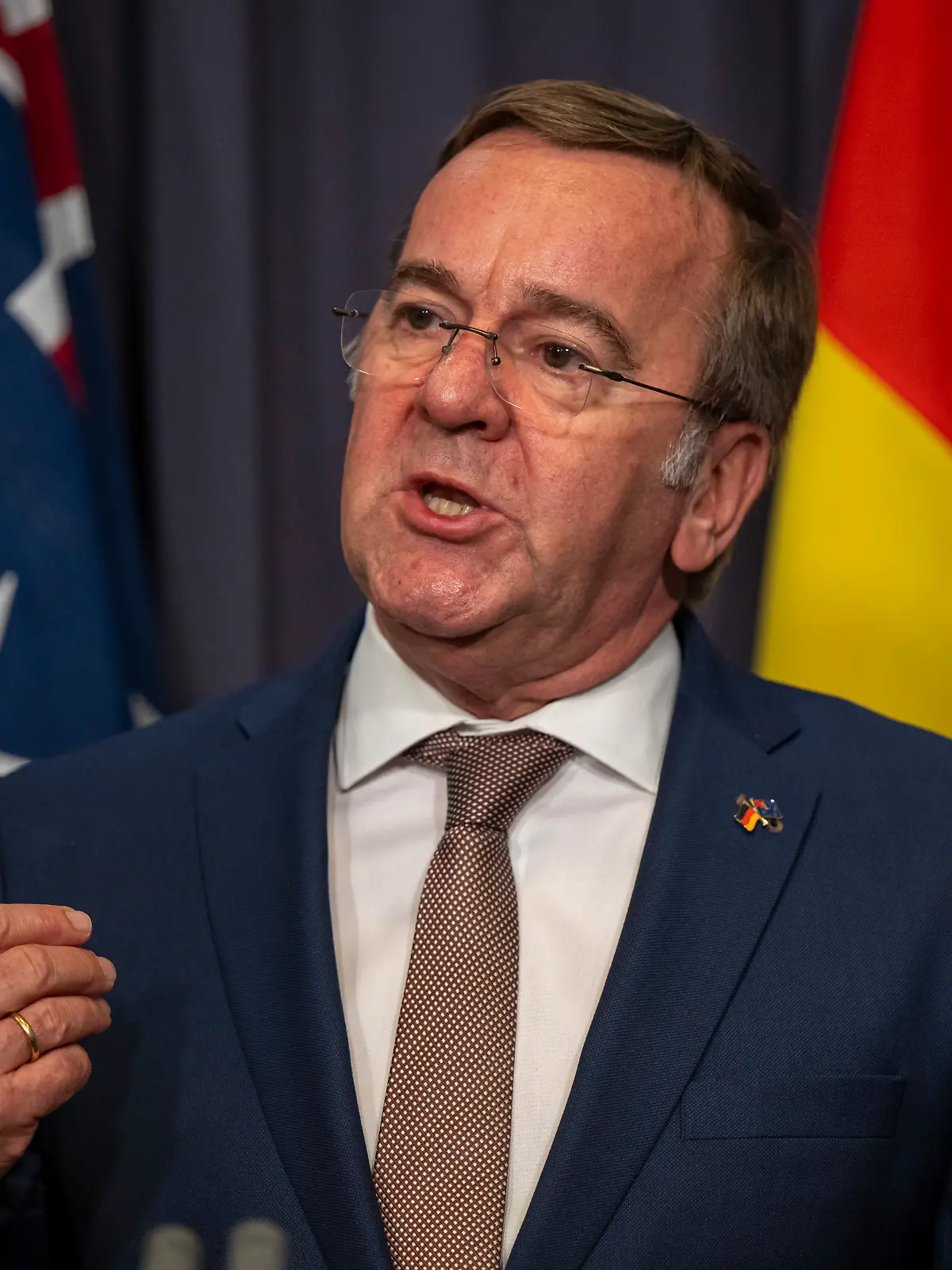 26.03.2026, Australien, Canberra: Boris Pistorius (SPD), Verteidigungsminister, spricht nach einem Treffen mit seinem australischen Amtskollege Marles auf einer Pressekonferenz. Pistorius besucht mehrere Partnerstaaten in der Weltregion, um die militärische und rüstungsindustrielle Zusammenarbeit zu vertiefen. Foto: Peter Kneffel/dpa +++ dpa-Bildfunk +++