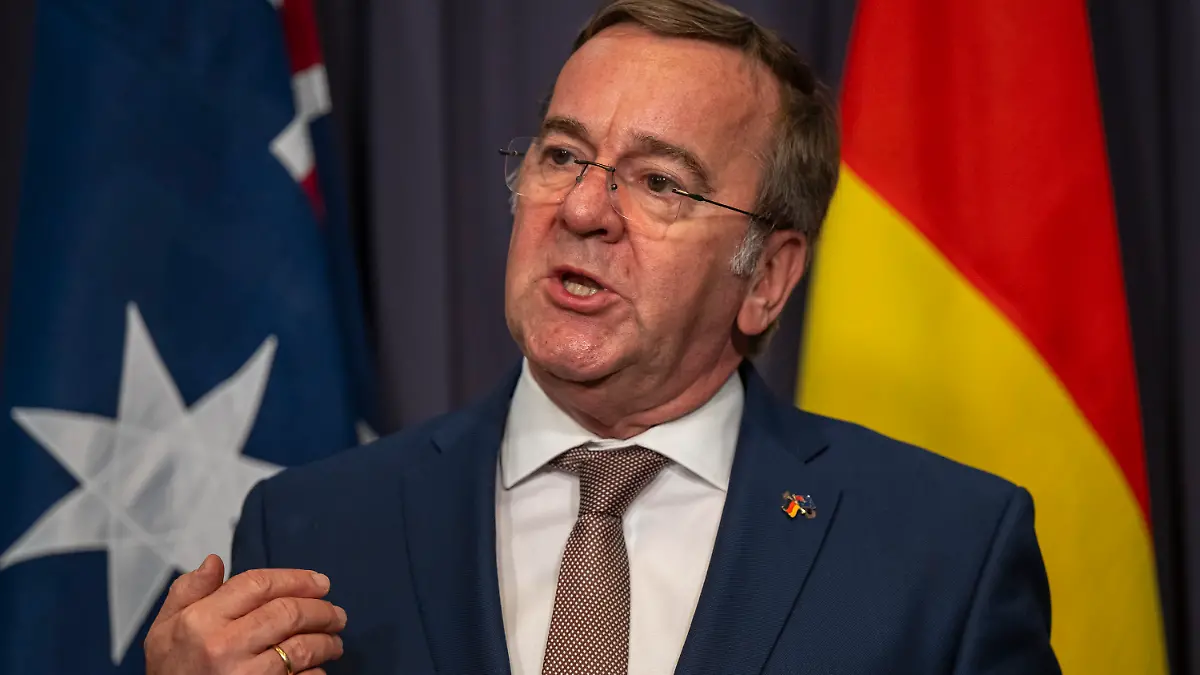 26.03.2026, Australien, Canberra: Boris Pistorius (SPD), Verteidigungsminister, spricht nach einem Treffen mit seinem australischen Amtskollege Marles auf einer Pressekonferenz. Pistorius besucht mehrere Partnerstaaten in der Weltregion, um die militärische und rüstungsindustrielle Zusammenarbeit zu vertiefen. Foto: Peter Kneffel/dpa +++ dpa-Bildfunk +++