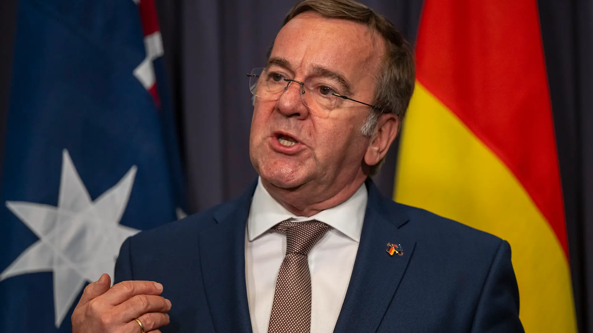 26.03.2026, Australien, Canberra: Boris Pistorius (SPD), Verteidigungsminister, spricht nach einem Treffen mit seinem australischen Amtskollege Marles auf einer Pressekonferenz. Pistorius besucht mehrere Partnerstaaten in der Weltregion, um die militärische und rüstungsindustrielle Zusammenarbeit zu vertiefen. Foto: Peter Kneffel/dpa +++ dpa-Bildfunk +++