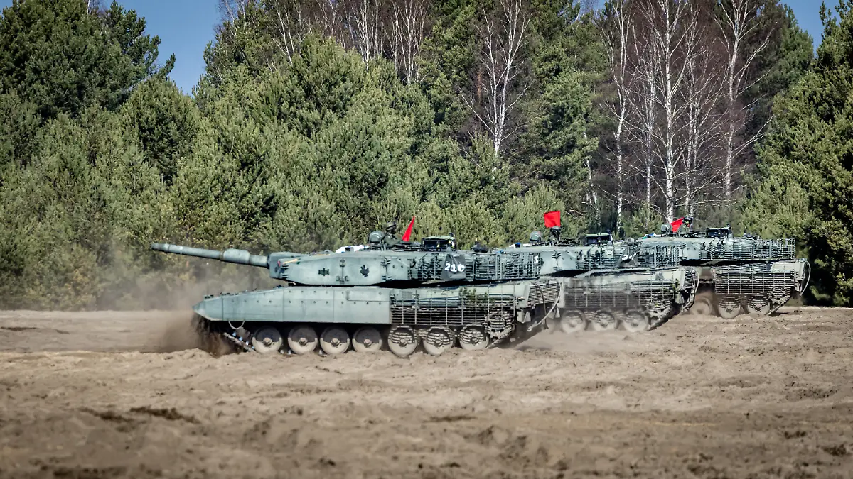 Drei Kampfpanzer «Leopard» bewegen sich im Rahmen einer Übung in der Oberlausitz durch das Gelände.