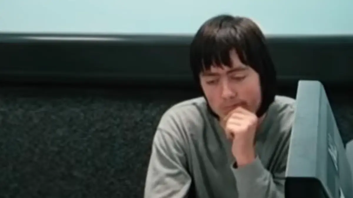 Ein Verdächtiger sitzt im Verhörraum der Polizei in Wales.