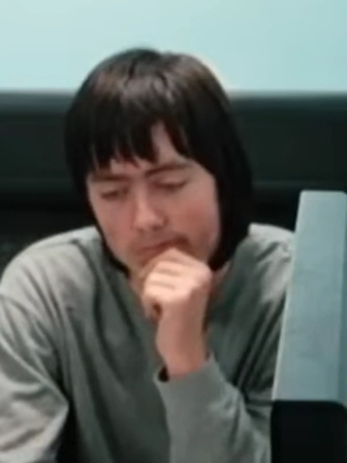 Ein Verdächtiger sitzt im Verhörraum der Polizei in Wales.