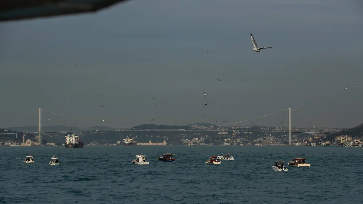 Daily life in Istanbul, Turkey - 04 Feb 2026 Fishing boats seen in the Bosphorus Strait with the 15 July Martyrs Bridge in the background. Istanbul Turkey Copyright: xOnurxDogmanx/xSOPAxImagesx ODOGMANDLS_007