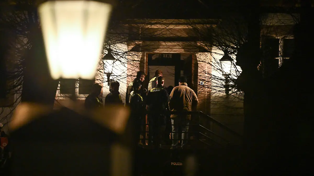 Einsatzkräfte der Polizei stehen vor einem Haus in Fretterode. Im nordthüringischen Fretterode soll es nach Angaben der Polizei eine körperliche Auseinandersetzung mit Journalisten gegeben haben. Nach Informationen eines dpa-Reporters vor Ort handelte es sich bei den Betroffenen um ein Team von Spiegel TV +++ dpa-Bildfunk +++