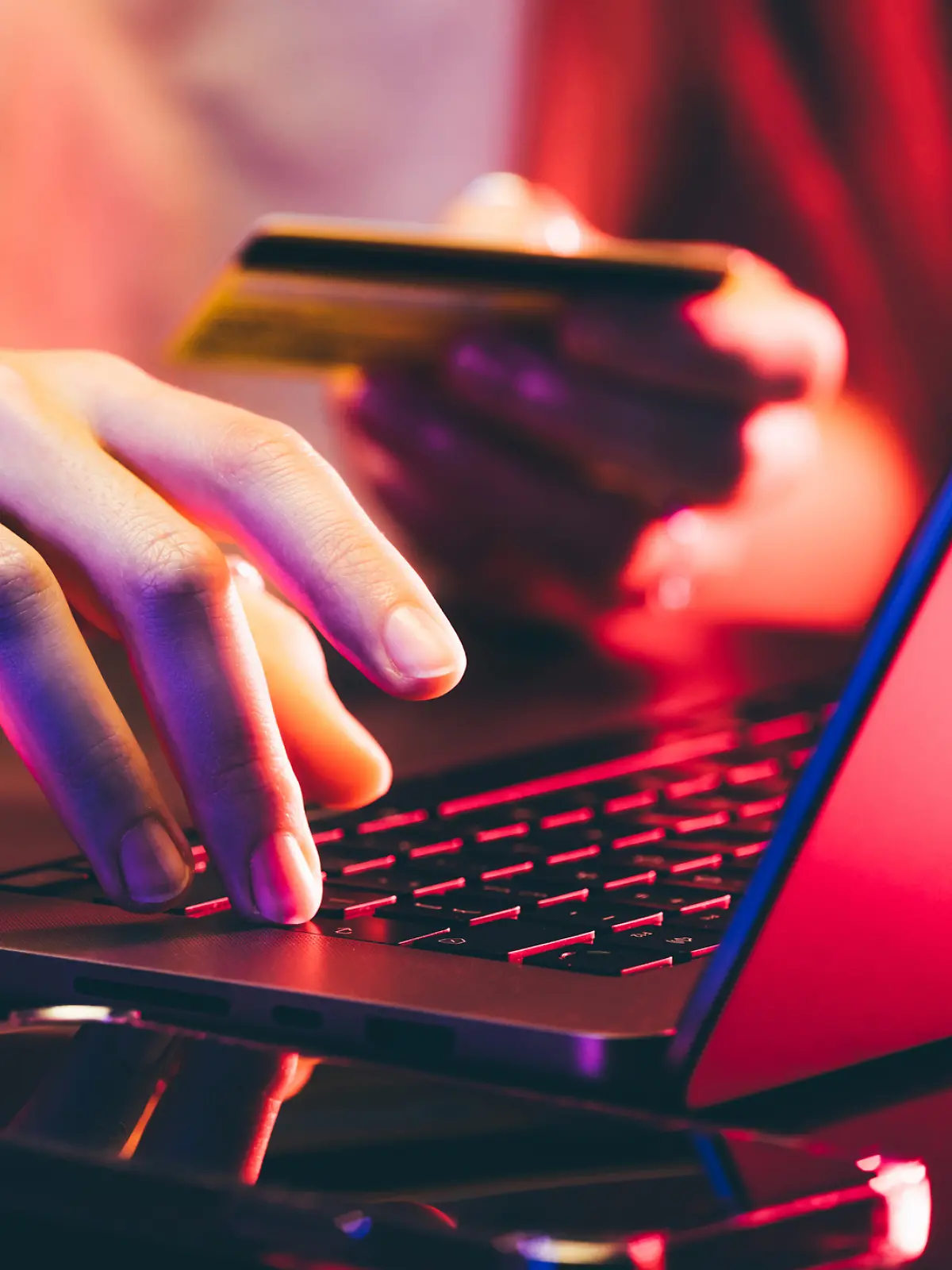 Frau bezahlt im Internet