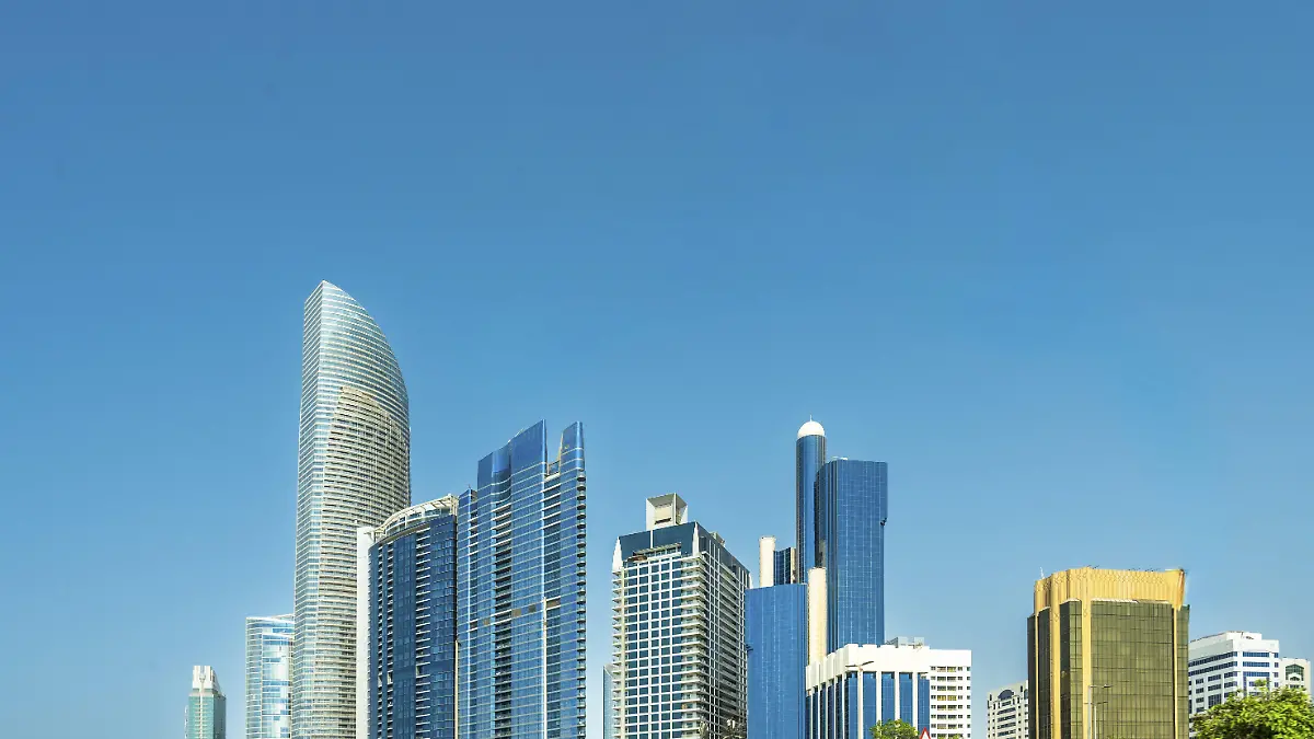 Moderne Skyline von Abu Dhabi, Vereinigte Arabische Emirate, mit zeitgenössischer Architektur, Wolkenkratzern und Blick auf das Wasser. Eine lebendige Mischung aus Tradition und Moderne in der Hauptstadt der VAE