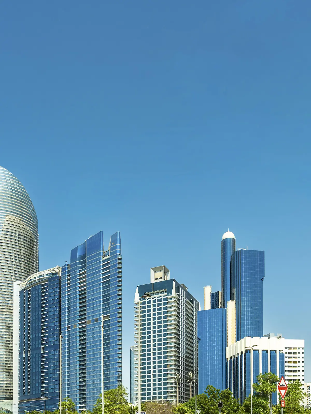 Moderne Skyline von Abu Dhabi, Vereinigte Arabische Emirate, mit zeitgenössischer Architektur, Wolkenkratzern und Blick auf das Wasser. Eine lebendige Mischung aus Tradition und Moderne in der Hauptstadt der VAE