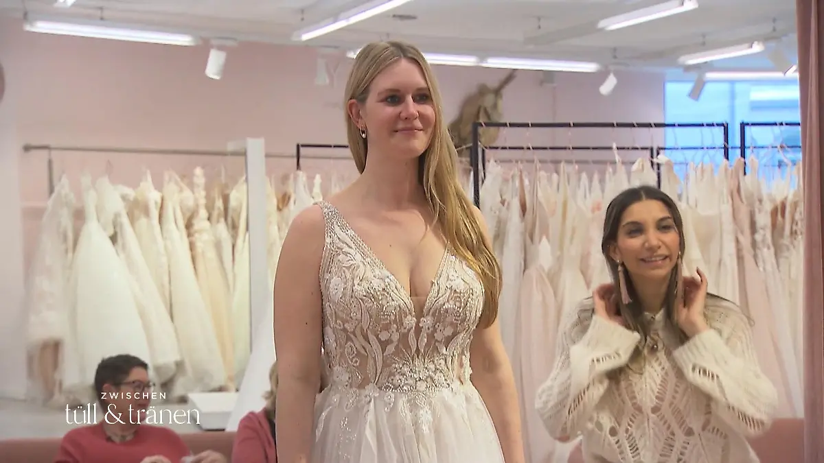 Eine A-Linie mit viel Bling Bling Der Brautmoment