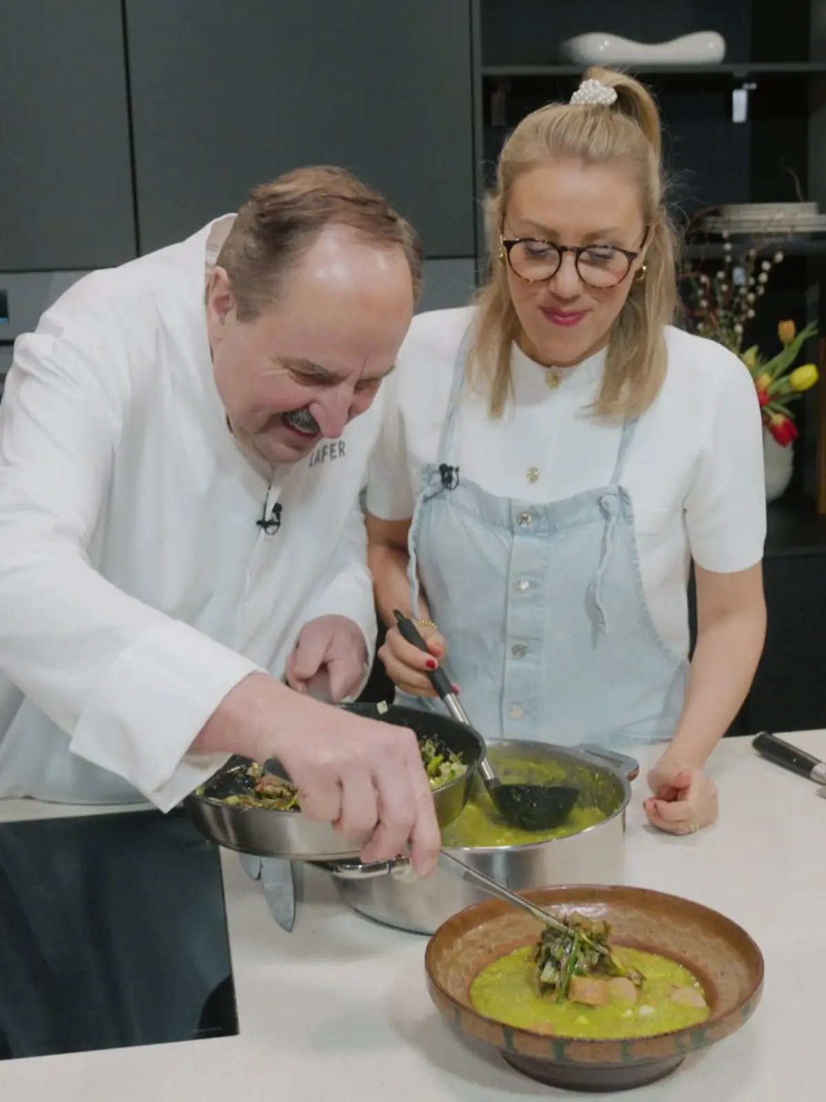 Bild zu: "Johann Lafers ehrliche Erbsensuppe – Wohlgefühl zum Löffeln "