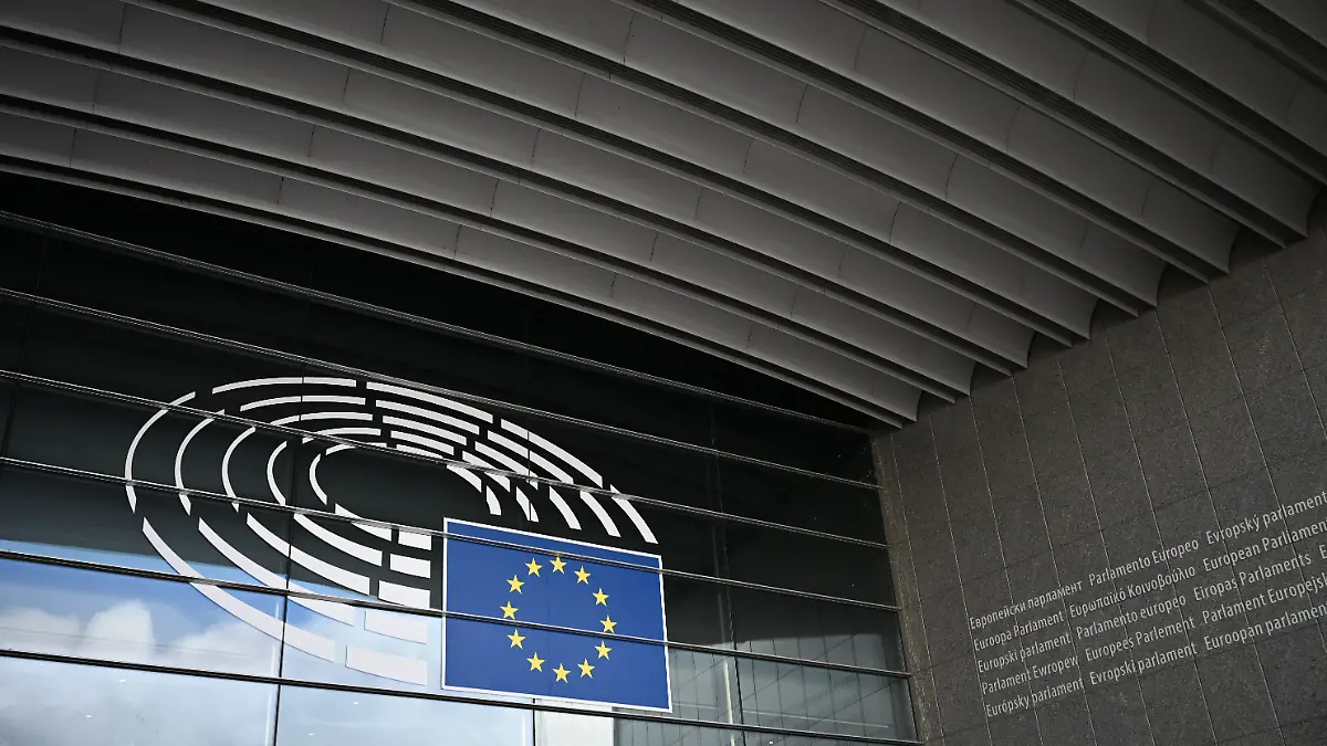 Blick auf das Logo des EU-Parlaments in Brüssel. Das Parlament stimmt in der aktuellen Sitzung über die Aufnahme von Verhandlungen zum neuen Rückführungsgesetz ab.
