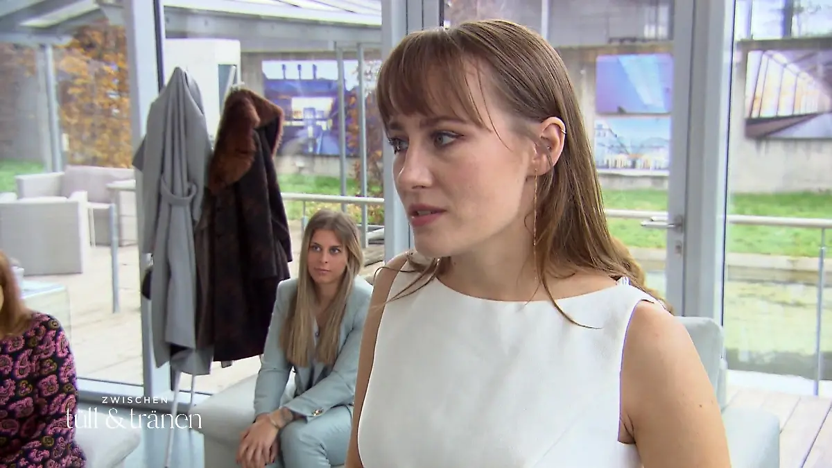 Adrienne möchte lieber verspielt statt brav Zu hochgeschlossen