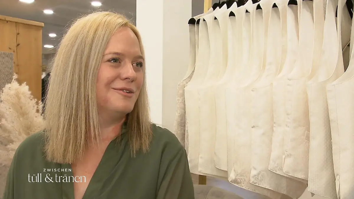 "Brautiges" Dirndl für Janine nach Brustverkleinerung Hochzeit in Trachten