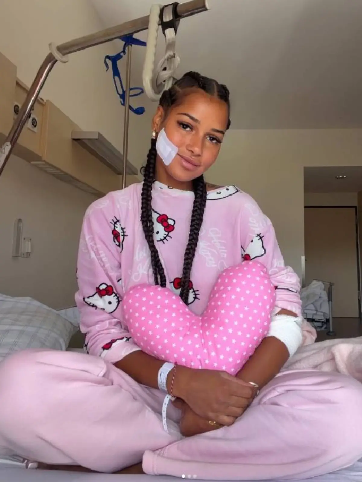 Brenda Brinkmann nach Grübchen-OP im Krankenhaus