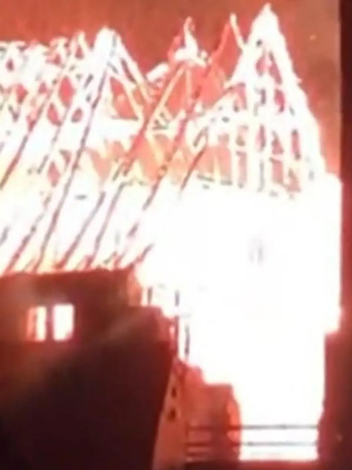 Bild zu: "Historisches Denkmal geht in Flammen auf! 800 Jahre Geschichte zerstört"