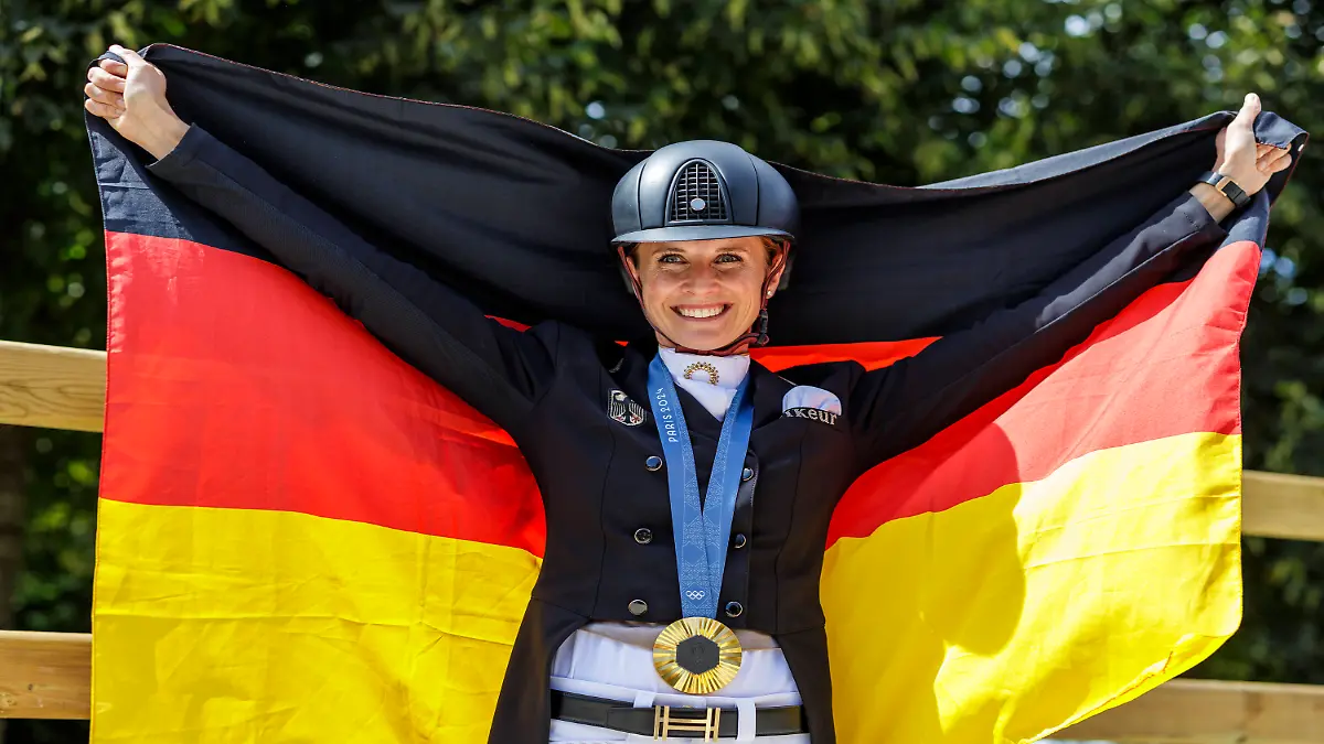 Jessica von Bredow-Werndl strahlt mit ihrer Goldmedaille.