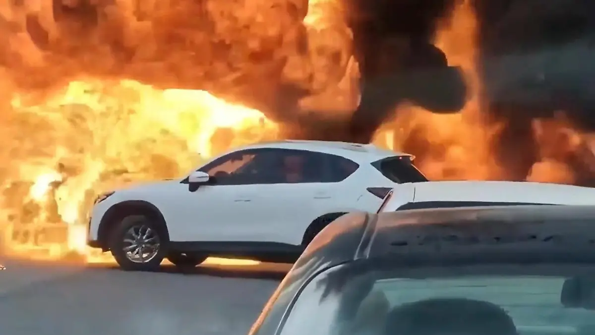 Auto steht in Flammen – weil Fahrer falsch ausparkt! Schock im Straßenverkehr