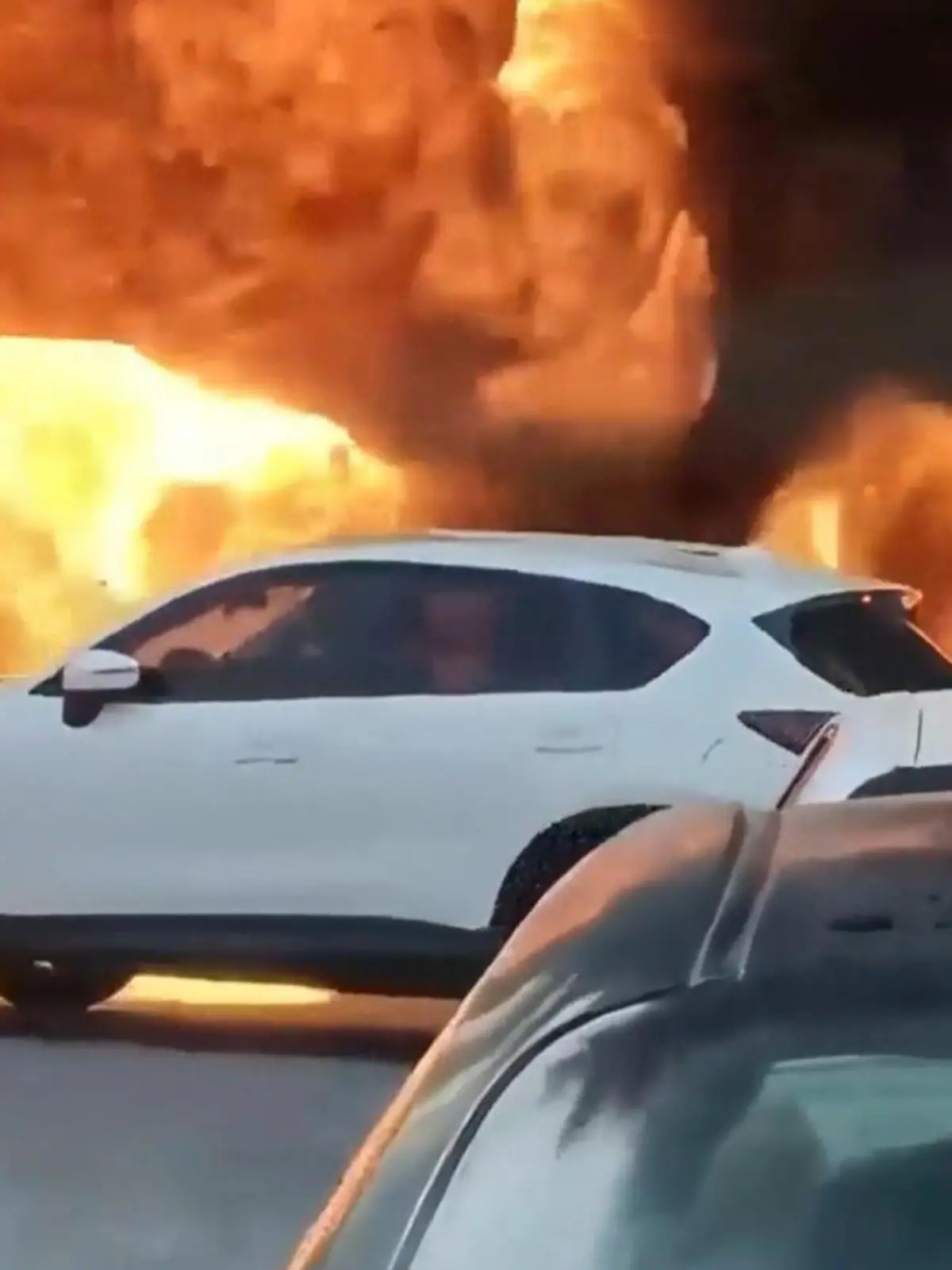 Bild zu: "Auto steht in Flammen – weil Fahrer falsch ausparkt!"