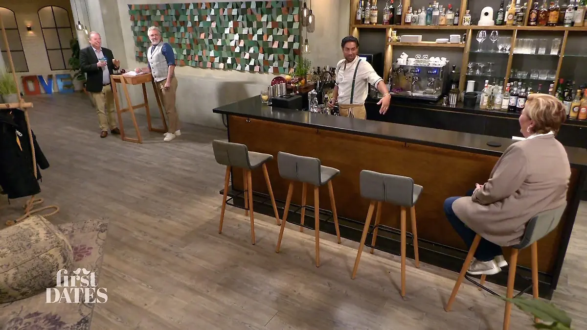 First Dates – Ein Tisch für zwei: Die 62-jährige Ilona sitzt an der Bar, dahinter steht Barkeeper Nic Shanker und schaut in ihre Richtung
