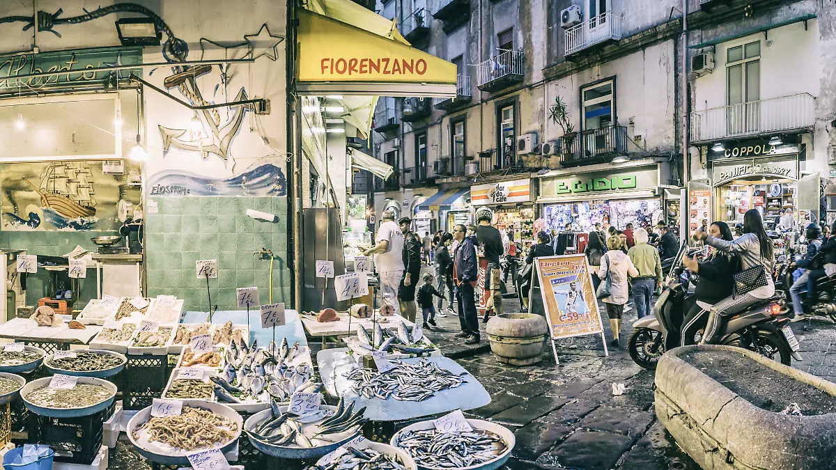 Ein Fischhändler im Spanischen Viertel von Neapel