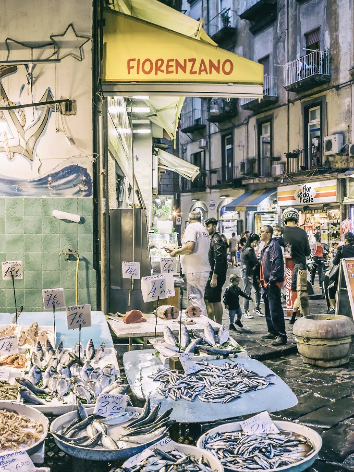 Ein Fischhändler im Spanischen Viertel von Neapel