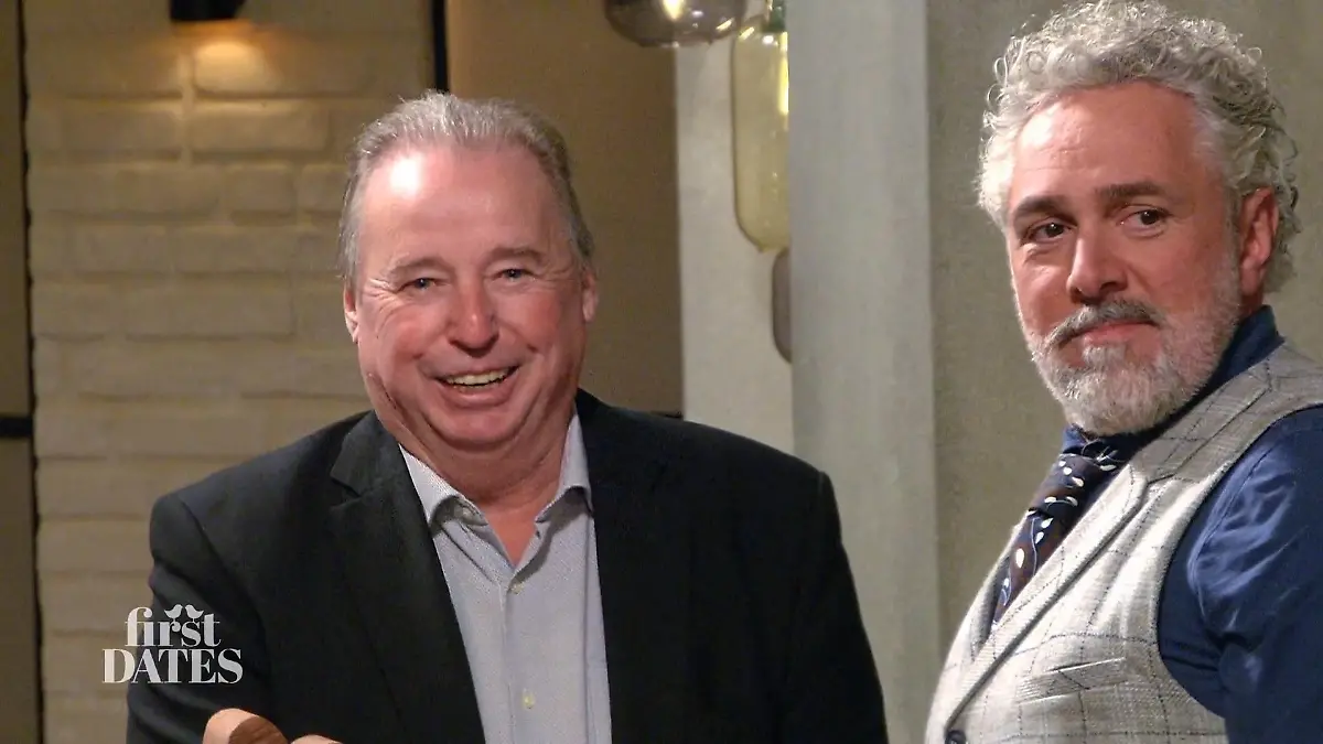 First Dates – Ein Tisch für zwei: Kandidat Peter - ein gepflegter Mann über 60 in grauem Hemd und Sakko - steht neben Gastgeber Roland Trettl