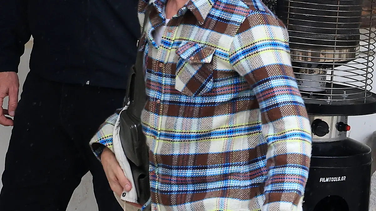 SONDERKONDITIONEN: MINDESTHONORAR: BGUK_3525463 - *EXCLUSIVE* Athens, GREECE It's the final day of filming for Brad Pitt and his co-star, the child actress Coco Greenstone and the British-American actor and director Danny Huston on the set of "The Riders" movie in Athens.
The crew were filming that took place at the Duquissis Plakentias Mansion in Penteli.
The Riders is a psychological thriller directed by Edward Berger, based on Tim Winton's novel. Pitt plays Fred Scully, an Australian man rebuilding a life in Ireland who, upon expecting his wife and daughter to arrive, finds only his traumatised daughter, launching a desperate search across Europe.
Pictured: Brad Pitt
BACKGRID UK 19 MARCH 2026 

 