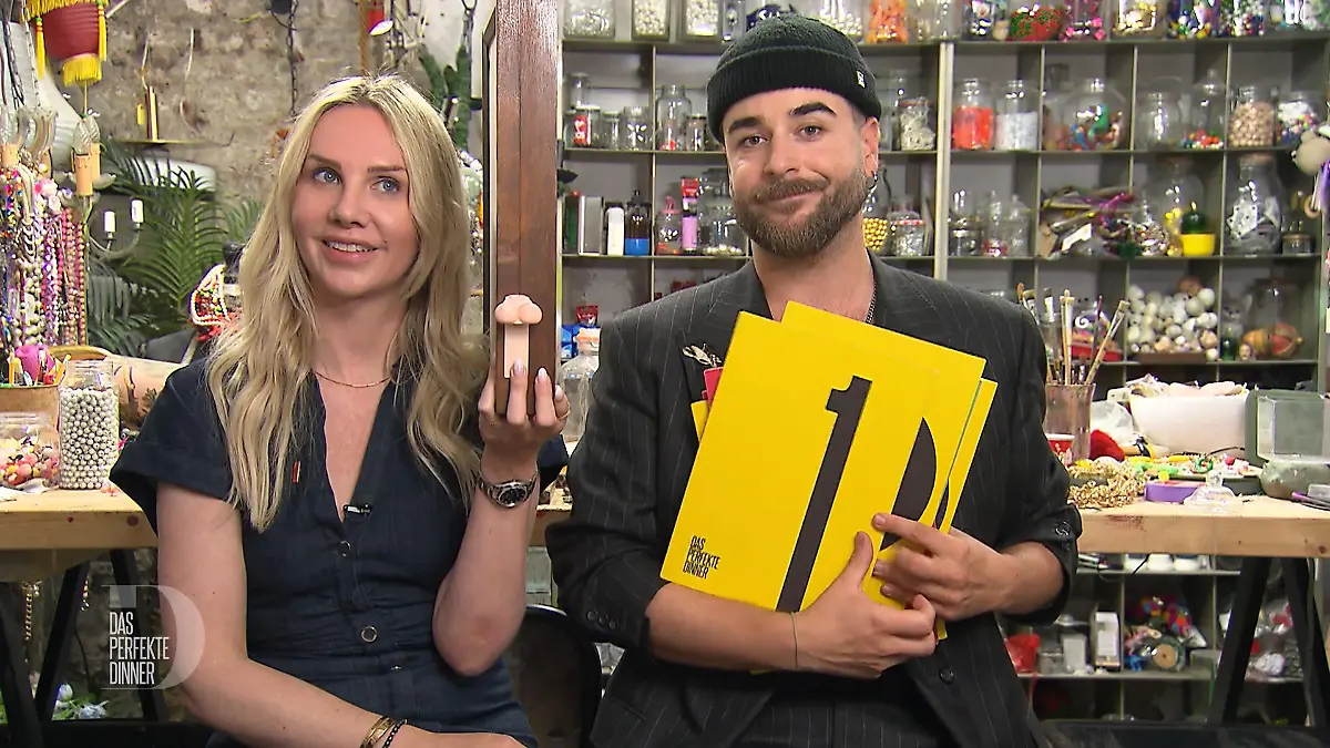 Das perfekte Dinner: Zwei von Rolfs Dinner-Gästen, einer davon mit Punktetafeln in der Hand