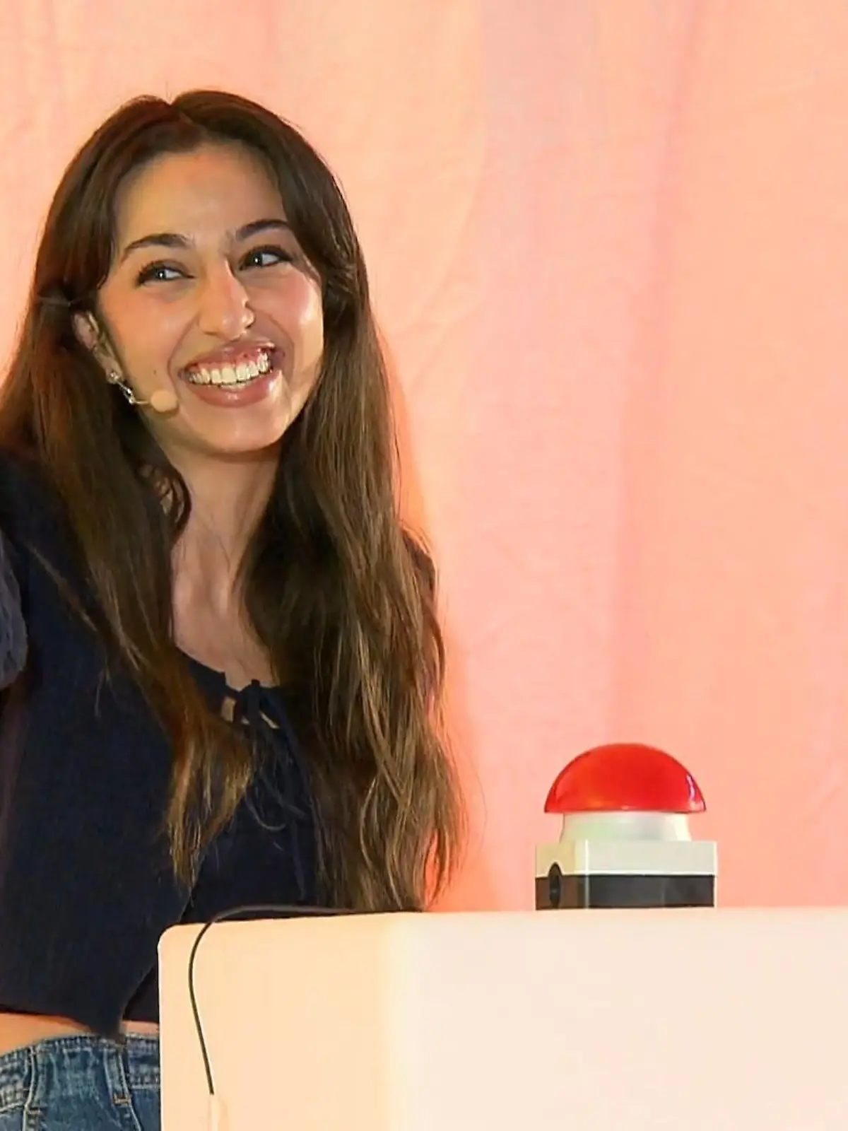 Bild zu: "Schüler vs. Influencerin in KI-Quiz"