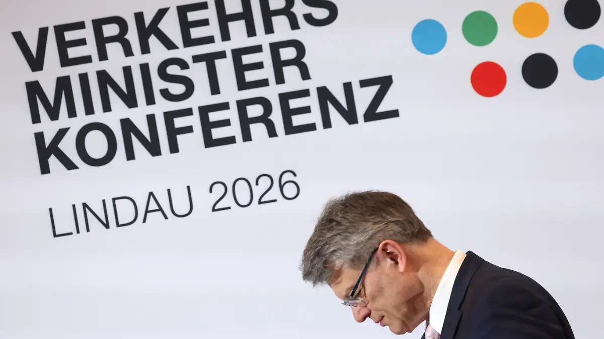 Patrick Schnieder (CDU),Bundesverkehrsminister, steht bei der Abschlusspressekonferenz der Verkehrsministerkonferenz. +++ dpa-Bildfunk +++