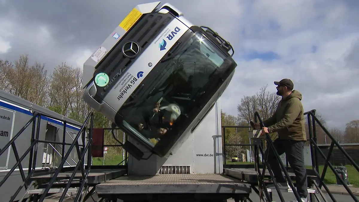 Verkehrssicherheit mit Überschlagsimulator Polizei informiert auf Raststätte