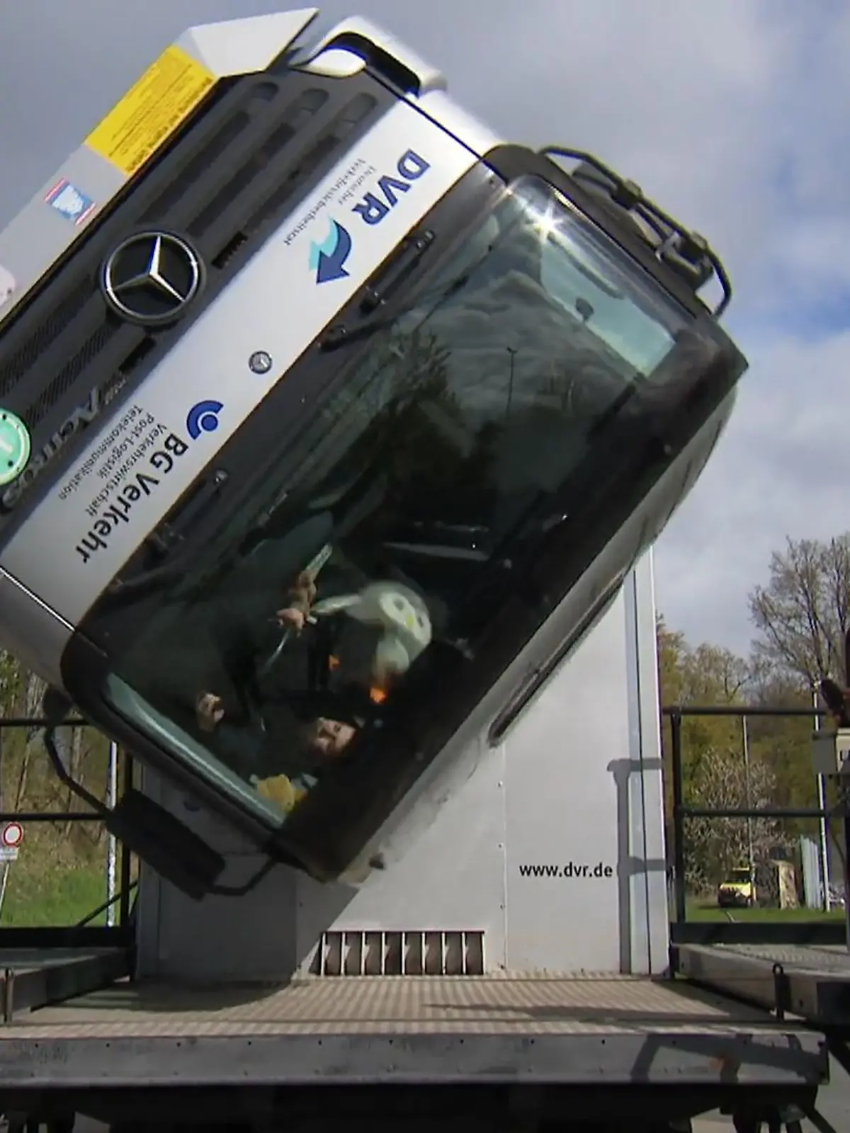 Bild zu: "Verkehrssicherheit mit Überschlagsimulator"