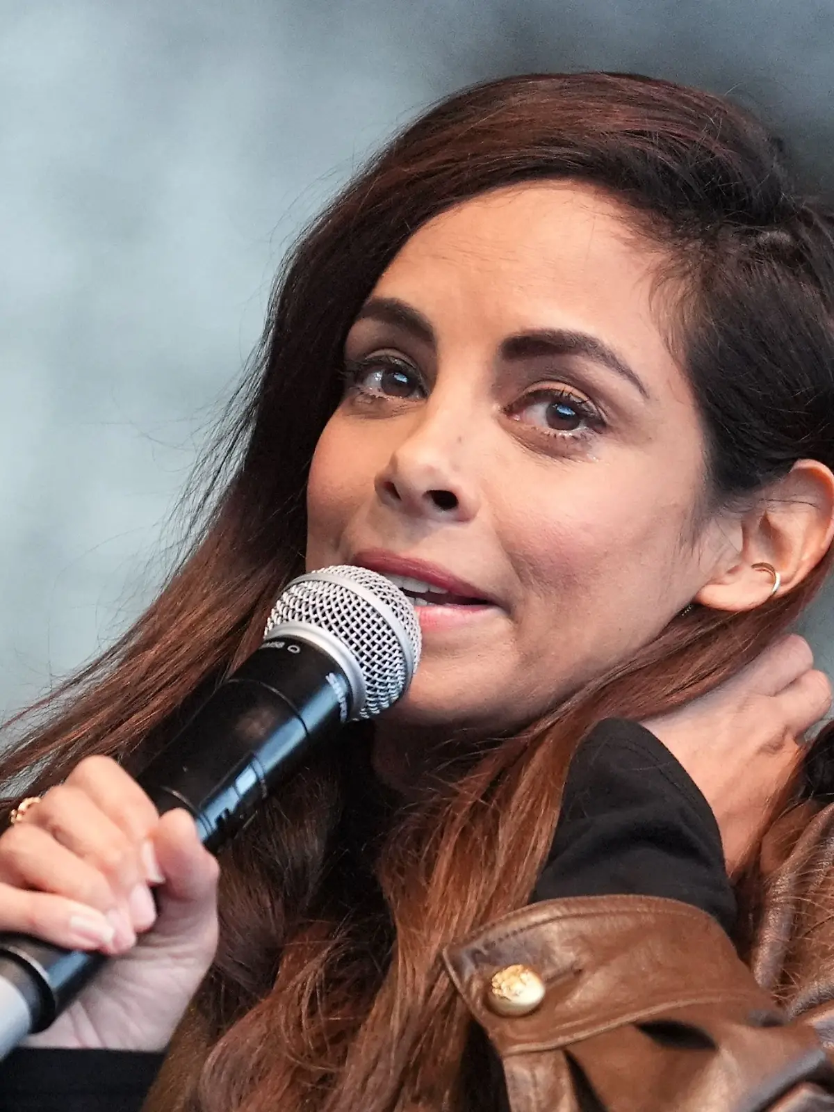 Bild zu: "Jetzt also doch! Collien Fernandes spricht bei Demo in Hamburg"