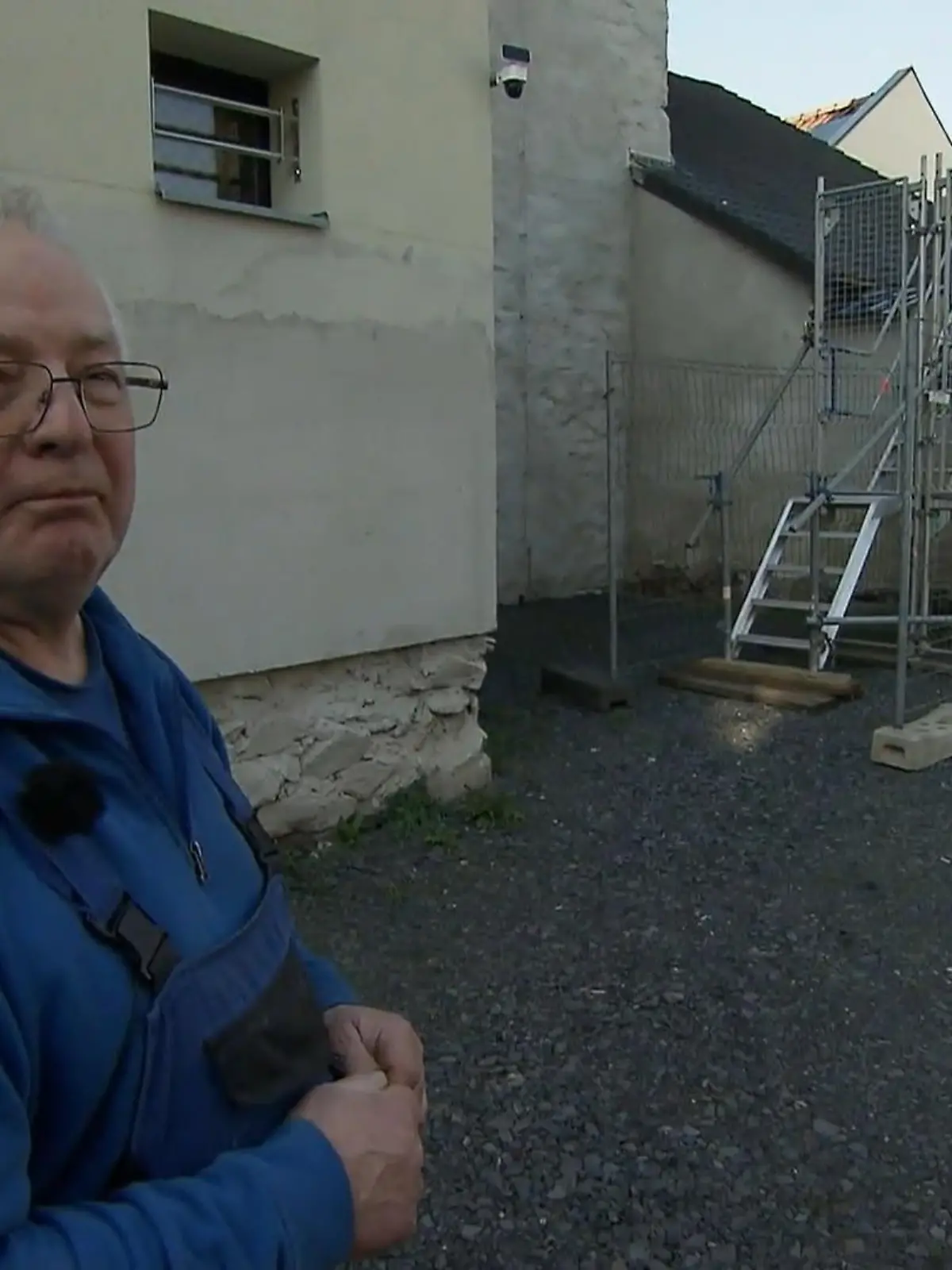 Bild zu: "Ehepaar muss über Gerüst in ihr Haus"