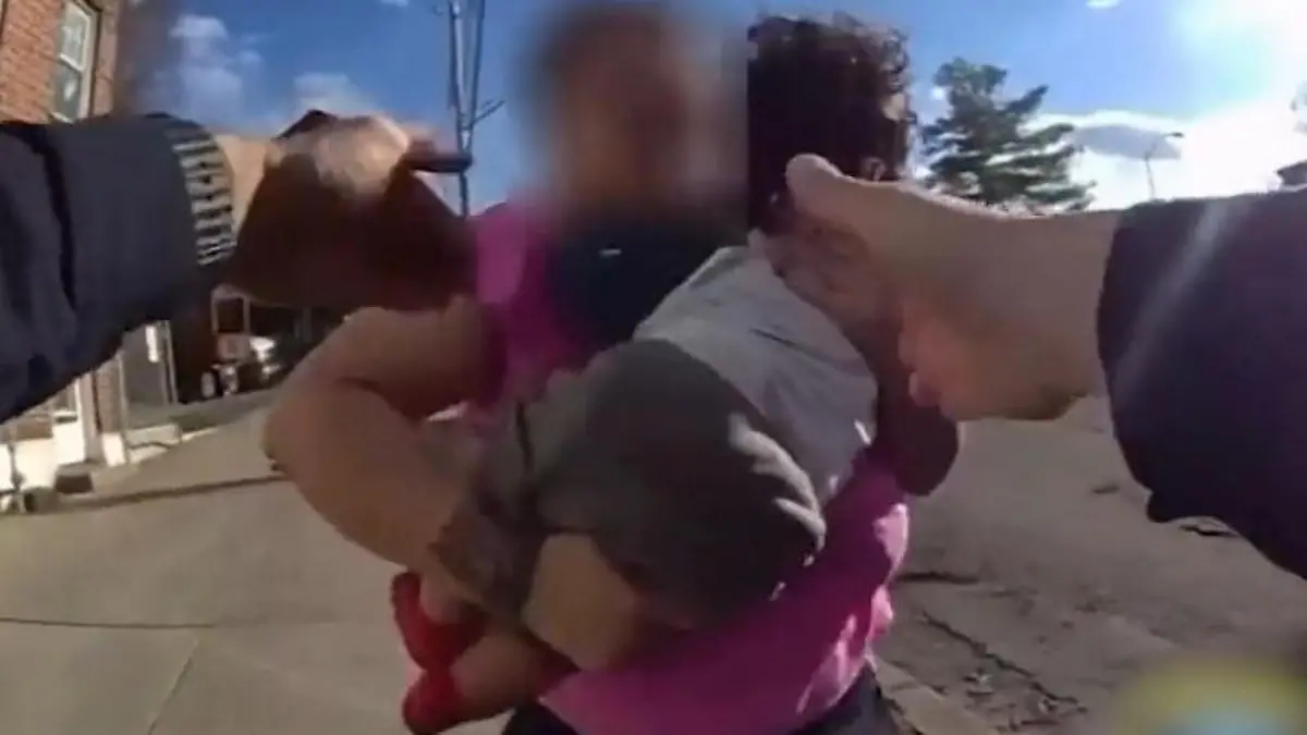 Baby droht zu ersticken! Polizei zögert keine Sekunde Lebensgefahr in New York