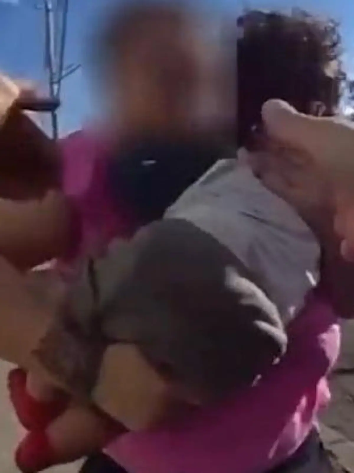 Bild zu: "Baby droht zu ersticken! Polizei zögert keine Sekunde"