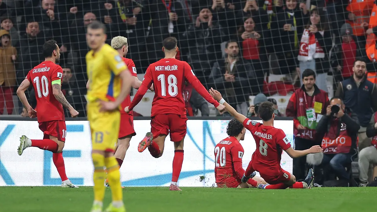 Die türkischen Spieler jubeln - brauchen aber noch einen Sieg fürs WM-Ticket.