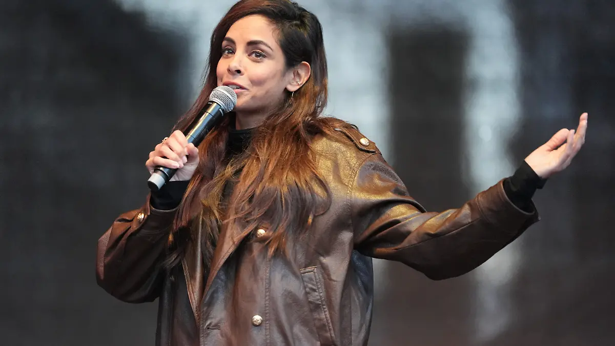 Collien Fernandes, Schauspielerin und Moderatorin, spricht auf der Bühne auf dem Rathausmarkt während der Demonstration gegen sexualisierte Gewalt gegen Frauen. +++ dpa-Bildfunk +++