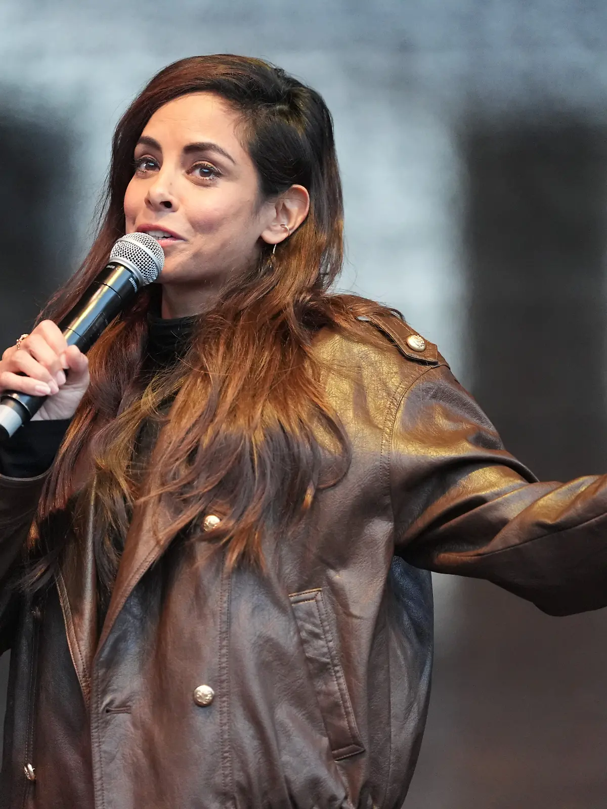 Collien Fernandes, Schauspielerin und Moderatorin, spricht auf der Bühne auf dem Rathausmarkt während der Demonstration gegen sexualisierte Gewalt gegen Frauen. +++ dpa-Bildfunk +++