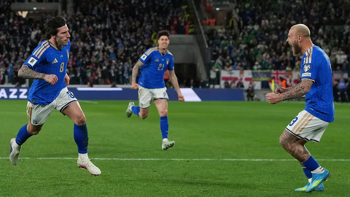 Mit einem Tor und einer Vorlage ist Sandro Tonali (l) der Mann des Abends für Italien gegen Nordirland.