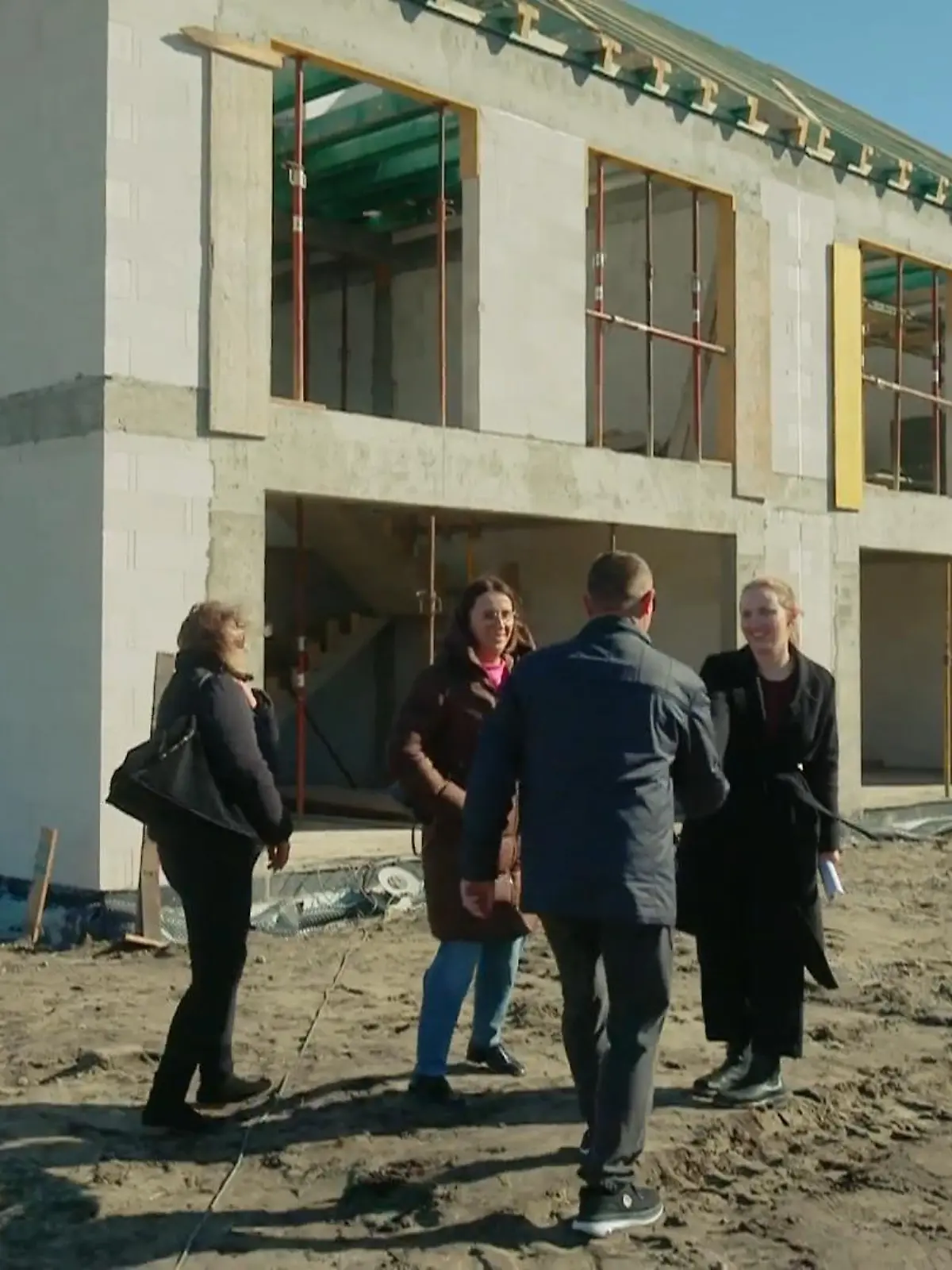 Bild zu: "Können sie das neue Haus überhaupt bezahlen?"