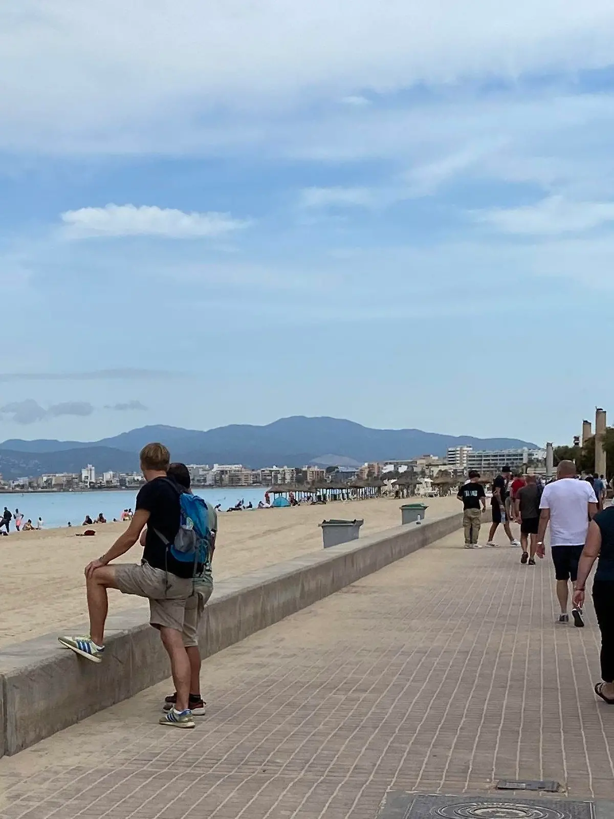 PRODUKTION - 06.10.2022, Spanien, Mallorca: Mallorcas Strände sind nicht immer überfüllt. Im Herbst geht es sogar am berühmt-berüchtigten Ballermann gemächlich zu. Vor allem, wenn die Sonne mal nicht scheint. Dann zieht es viele Touristen in die Innenstadt der Mallorca-Hauptstadt Palma - Aktion Wolke nennen die Inselbewohner das. (zu dpa "Klimawandel: Mallorcas Massentourismus soll grün werden") Foto: Jan-Uwe Ronneburger/dpa +++ dpa-Bildfunk +++