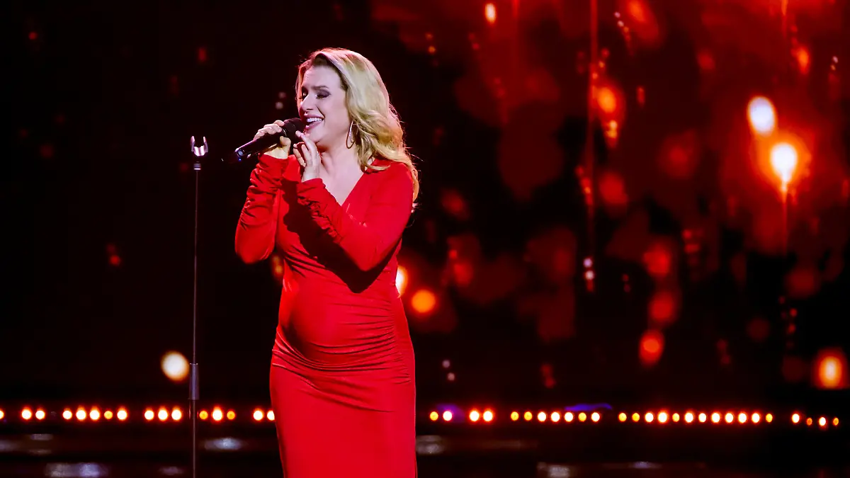 Mit Babybauch steht Jeanette Biedermann für die ORF-Sendung „Wir sind Song Contest” auf der Bühne, die am 8. Mai ausgestrahlt wird