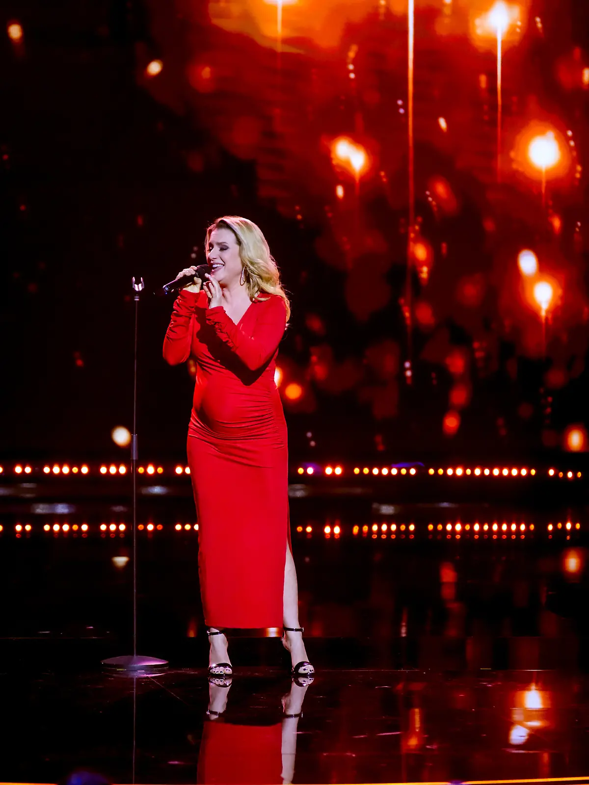 Mit Babybauch steht Jeanette Biedermann für die ORF-Sendung „Wir sind Song Contest” auf der Bühne, die am 8. Mai ausgestrahlt wird