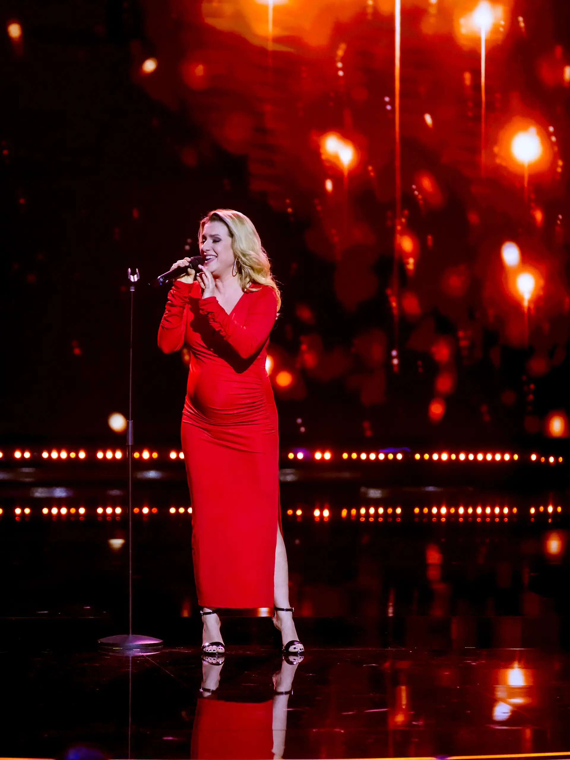 Mit Babybauch steht Jeanette Biedermann für die ORF-Sendung „Wir sind Song Contest” auf der Bühne, die am 8. Mai ausgestrahlt wird