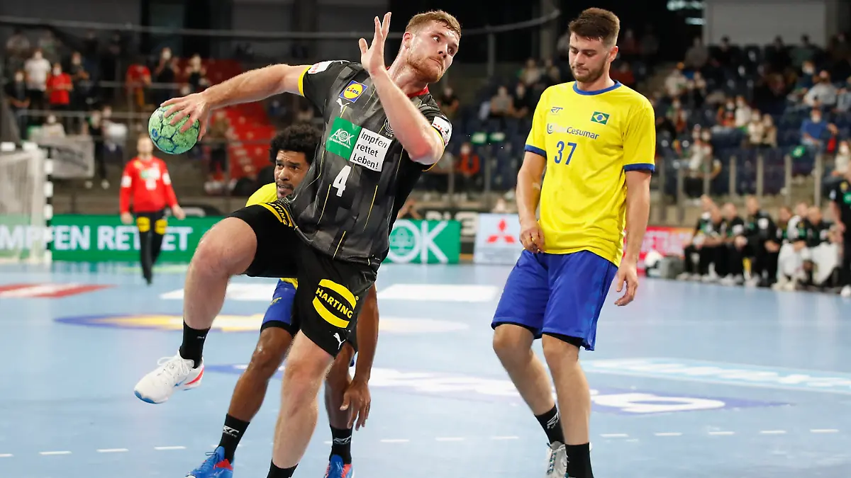 Deutschland , Nuernberg, ARENA Nuernberger Versicherung , 09.07.2021, emspor, emonline, despor, deonline, Deutschland vs. Brasilien, DHB, Drei-Nationen-Turnier 2021 Bild: v. l. Clber Andrade Brasilianische-Nationalmannschaft, Johannes Golla Deutsche-Nationalmannschaft und Haniel Langaro Brasilianische-Nationalmannschaft *** Germany , Nuremberg, ARENA Nuernberger Versicherung , 09 07 2021, emspor, emonline, despor, deonline, Germany vs Brazil, DHB, Three Nations Tournament 2021 Picture f l Clber Andrade Brazilian National Team , Johannes Golla German National Team and Haniel Langaro Brazilian National Team Copyright: HMBxMedia/JulienxBecker 